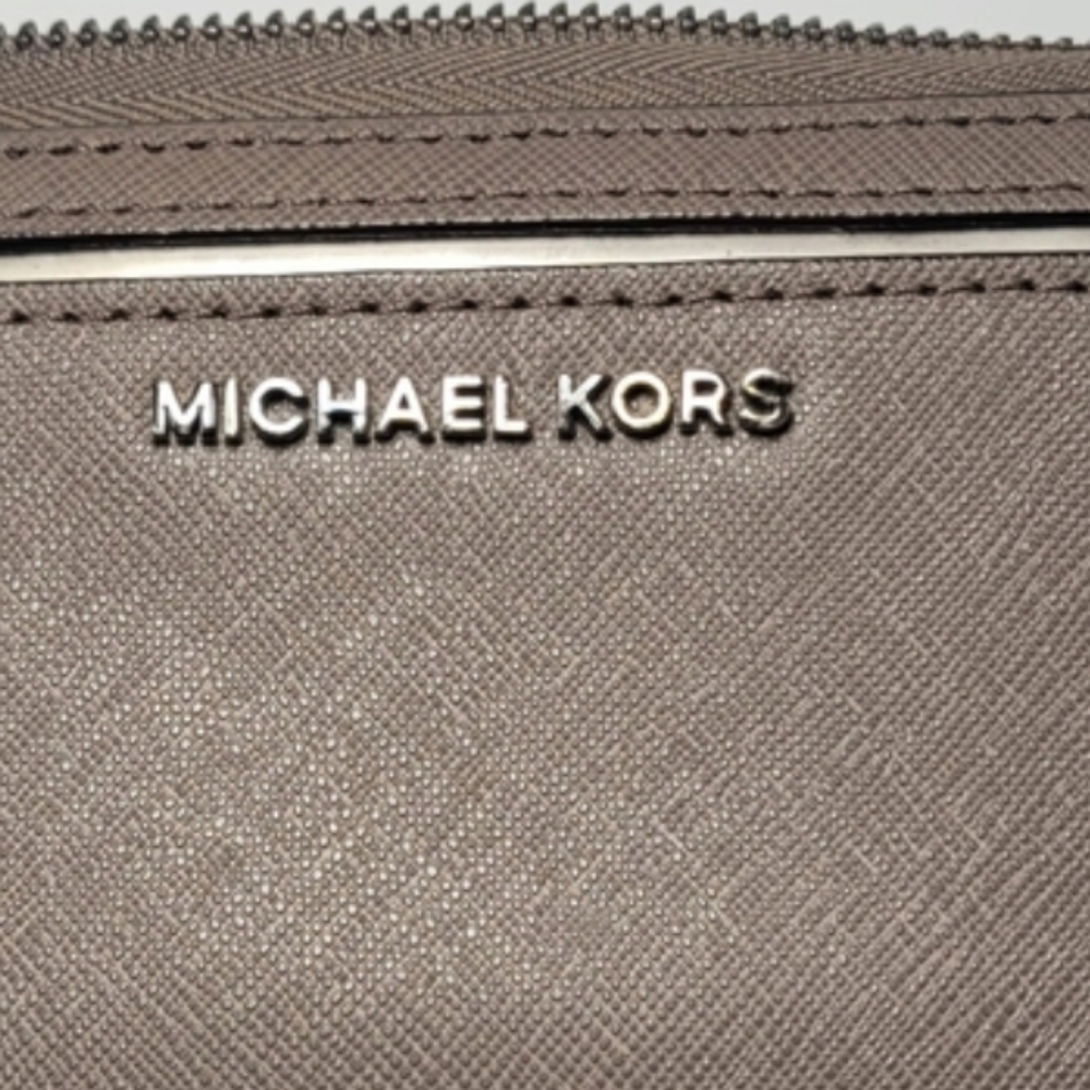 NWT Michael Kors Leather Travel Continental Wallet Wristlet in Taupe - Picture 5 of 10